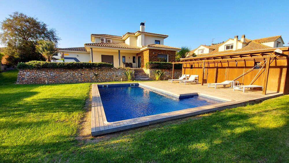 Piscina amb tarima de fusta Piscina amb tarima de fusta