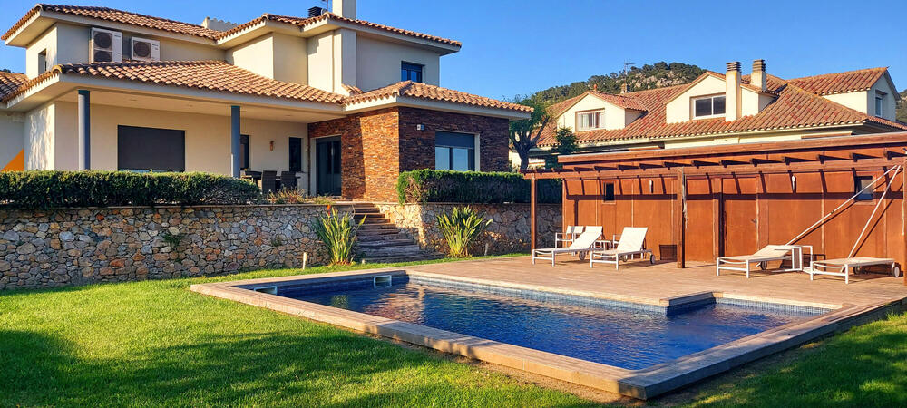 Piscina amb tarima de fusta Piscina amb tarima de fusta