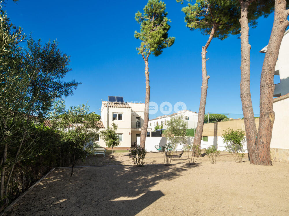 FLOR FLOR Casa aislada / Villa Riells - Port L'Escala FLOR FLOR Casa aislada / Villa Riells - Port L'Escala