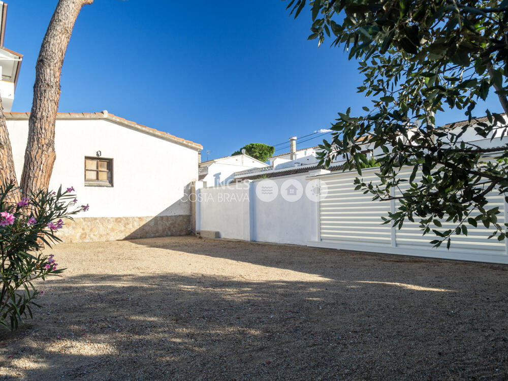 FLOR FLOR Casa aislada / Villa Riells - Port L'Escala FLOR FLOR Casa aislada / Villa Riells - Port L'Escala