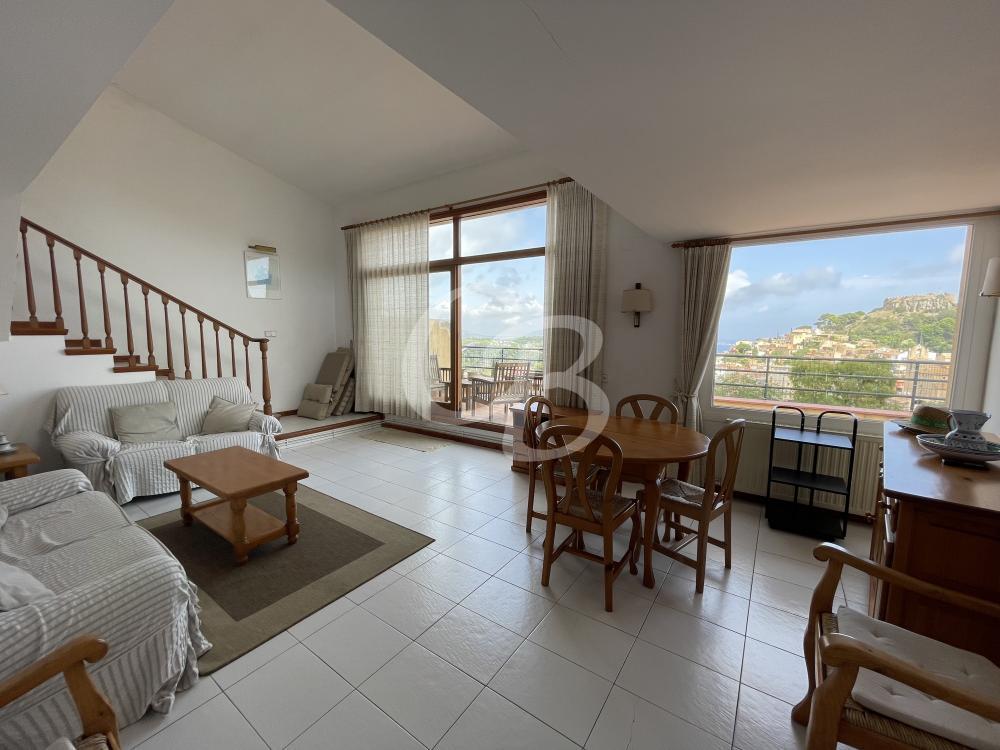 1075 ATICO DUPLEX CON AMPLIA TERRAZA Y ESPECTACULARES VISTAS AL MAR Y AL CASTILLO DE BEGUR Apartamento Centre Begur