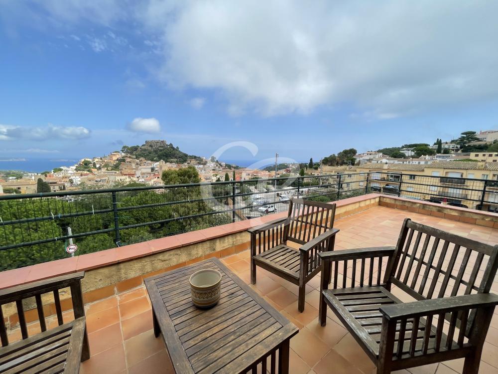 1075 ATICO DUPLEX CON AMPLIA TERRAZA Y ESPECTACULARES VISTAS AL MAR Y AL CASTILLO DE BEGUR Apartamento Centre Begur