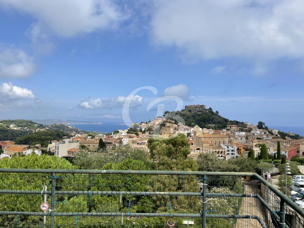 1075 ATICO DUPLEX CON AMPLIA TERRAZA Y ESPECTACULARES VISTAS AL MAR Y AL CASTILLO DE BEGUR Apartamento Centre Begur