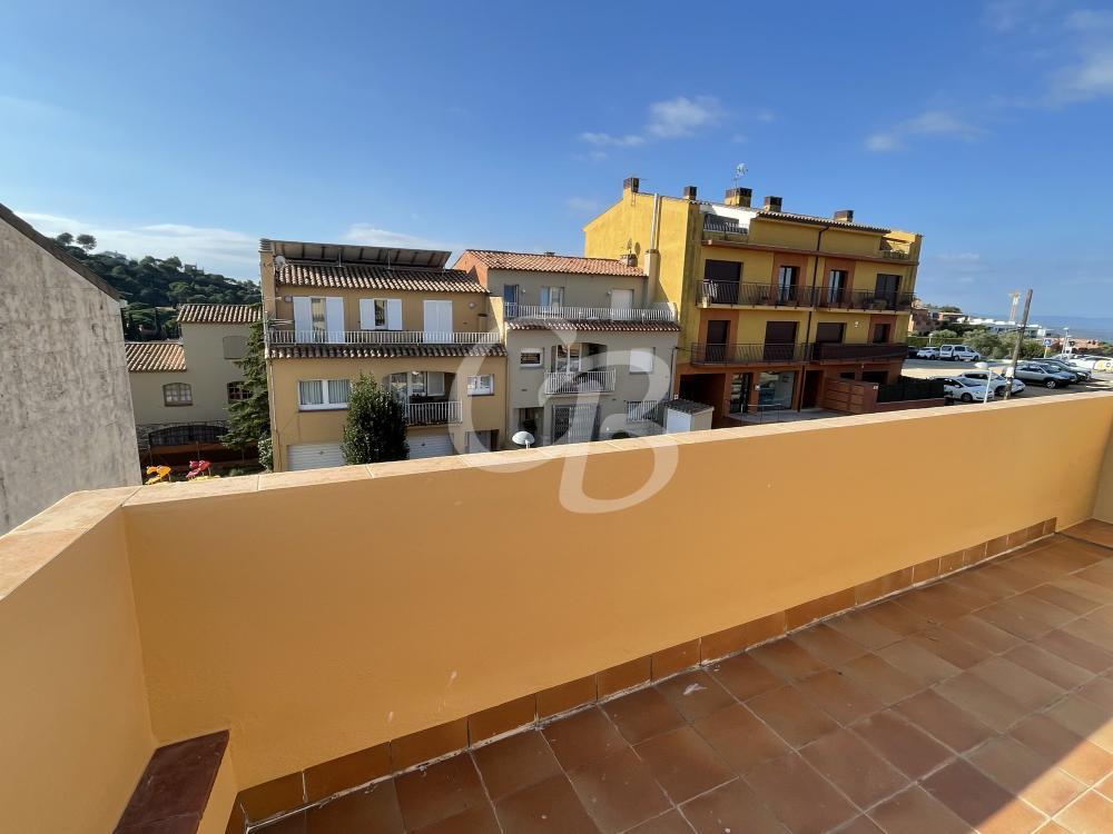 1075 ATICO DUPLEX CON AMPLIA TERRAZA Y ESPECTACULARES VISTAS AL MAR Y AL CASTILLO DE BEGUR Apartamento Centre Begur