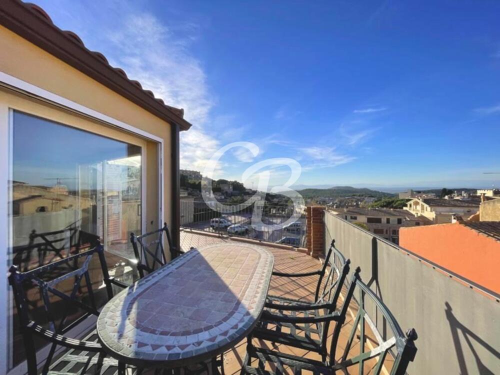 1100 ÀTIC AMB GRAN TERRASSA I PLAÇA D'APARCAMENT SITUAT AL CENTRE DE BEGUR Piso Centre Begur