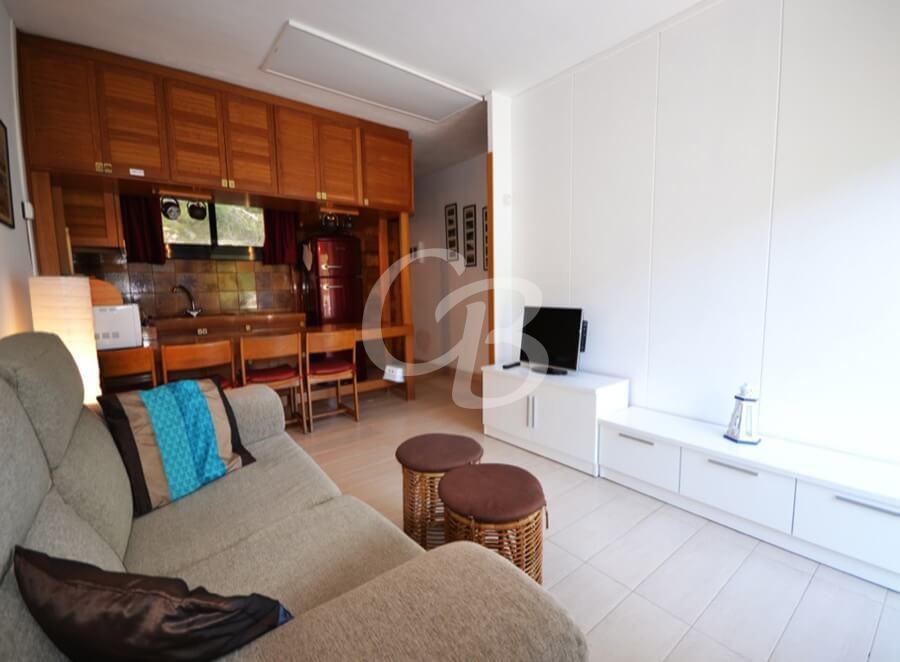 305 Apartment for rent in Sa Tuna. Capacity 4 people. Parking.